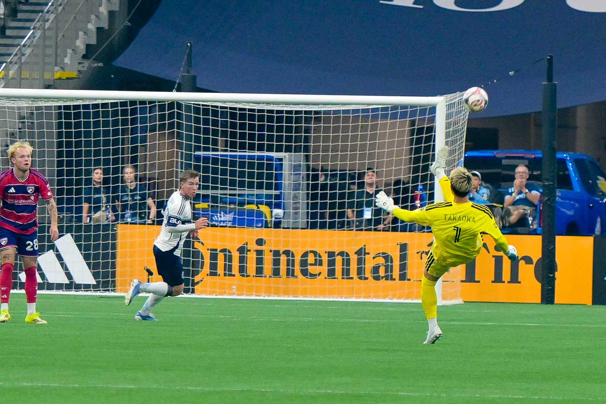 前半6分にGK高丘が見せたペナルティエリアを飛び出してのセーブ。2026年8月24日、BCプレース。撮影　斉藤光一／日加トゥデイ