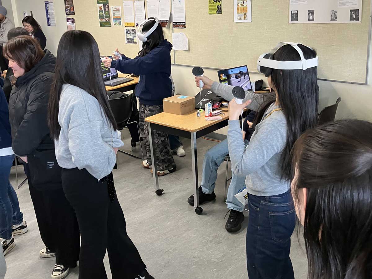 VRゴーグルを使ったゲーム体験。(2026年3月23日撮影 提供:AK Jump Educational Consulting Inc.)