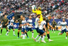 韓国代表スーパースター擁するLAFCとの西カンファレンス首位攻防は引き分け「勝ち点3を取れるように」とGK高丘 LAFCの攻撃を防ぐホワイトキャップス11。2026年8月1日、BCプレース。LAFC戦。写真 斉藤光一/日加トゥデイ