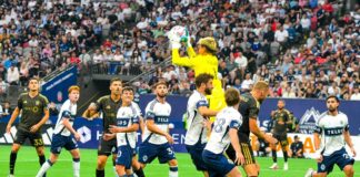 韓国代表スーパースター擁するLAFCとの西カンファレンス首位攻防は引き分け「勝ち点3を取れるように」とGK高丘 LAFCの攻撃を防ぐホワイトキャップス11。2026年8月1日、BCプレース。LAFC戦。写真 斉藤光一/日加トゥデイ