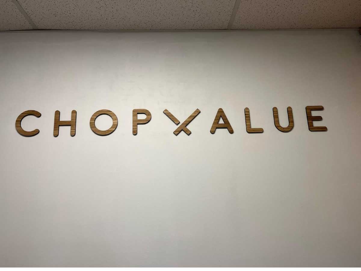 割り箸を再利用して作られたChopValueのロゴ(2026年3月24日撮影 提供:AK Jump Educational Consulting Inc.)