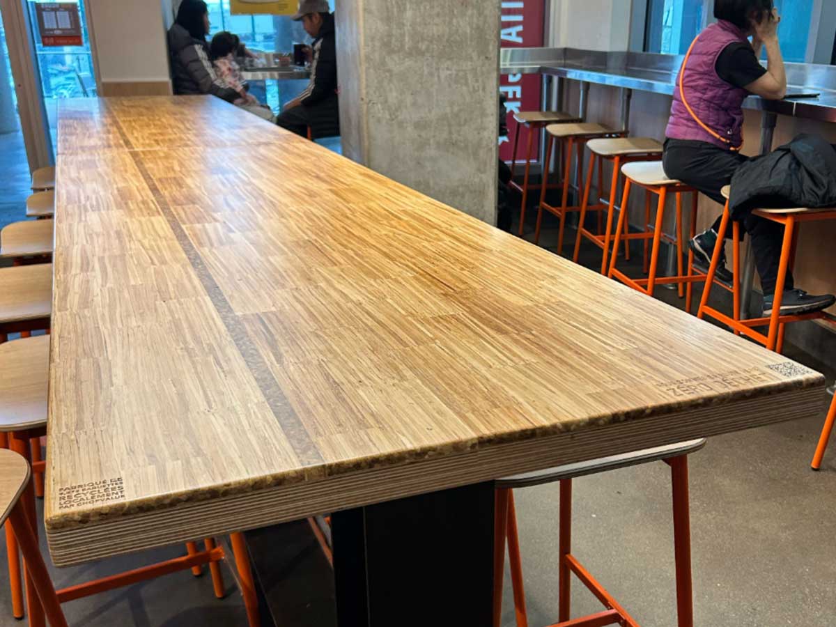 見学後、地元バーガーチェーン「A&W」へ。店舗のテーブルとして実際に使われている製品を見学。(2026年3月24日撮影 提供:AK Jump Educational Consulting Inc.)
