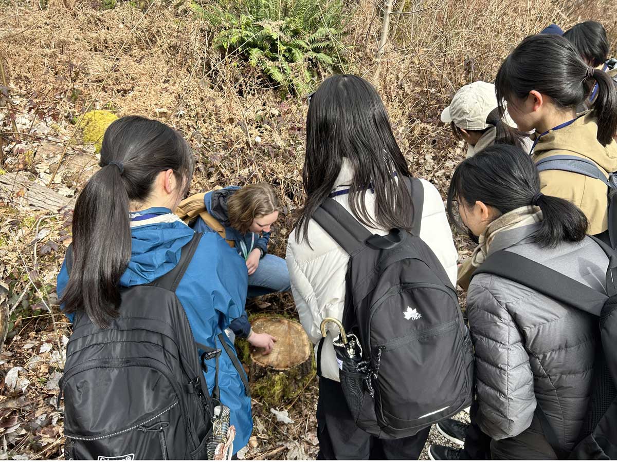 UBC学生ボランティアと森林ウォーキングをする様子。(2026年3月26日撮影 提供:AK Jump Educational Consulting Inc.)