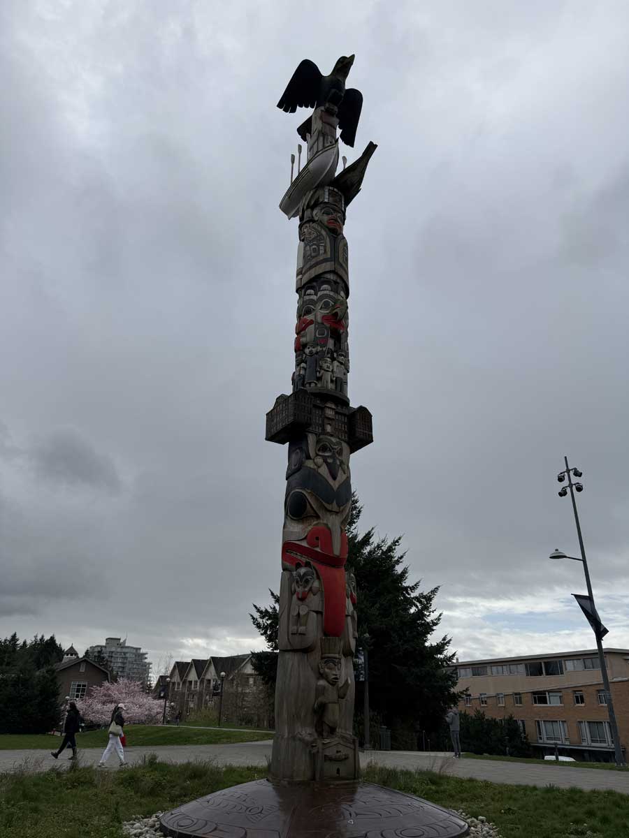UBC Faculty of ForestryのReconciliation Pole(和解の柱)。(2026年3月26日撮影 提供:AK Jump Educational Consulting Inc.)