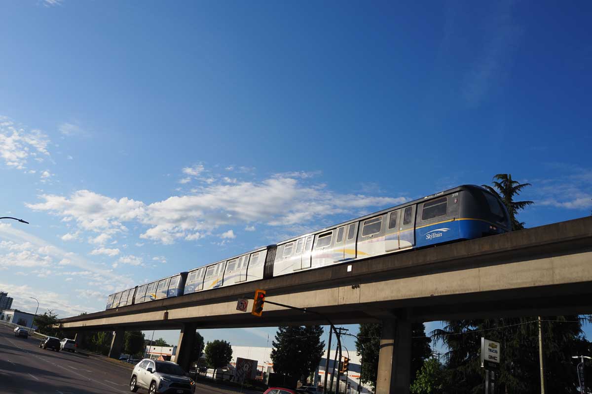 ロッキーマウンテニアのバンクーバー駅付近を走るスカイトレインのエキスポラインのマーク2(ブリティッシュ・コロンビア州で大塚圭一郎撮影)