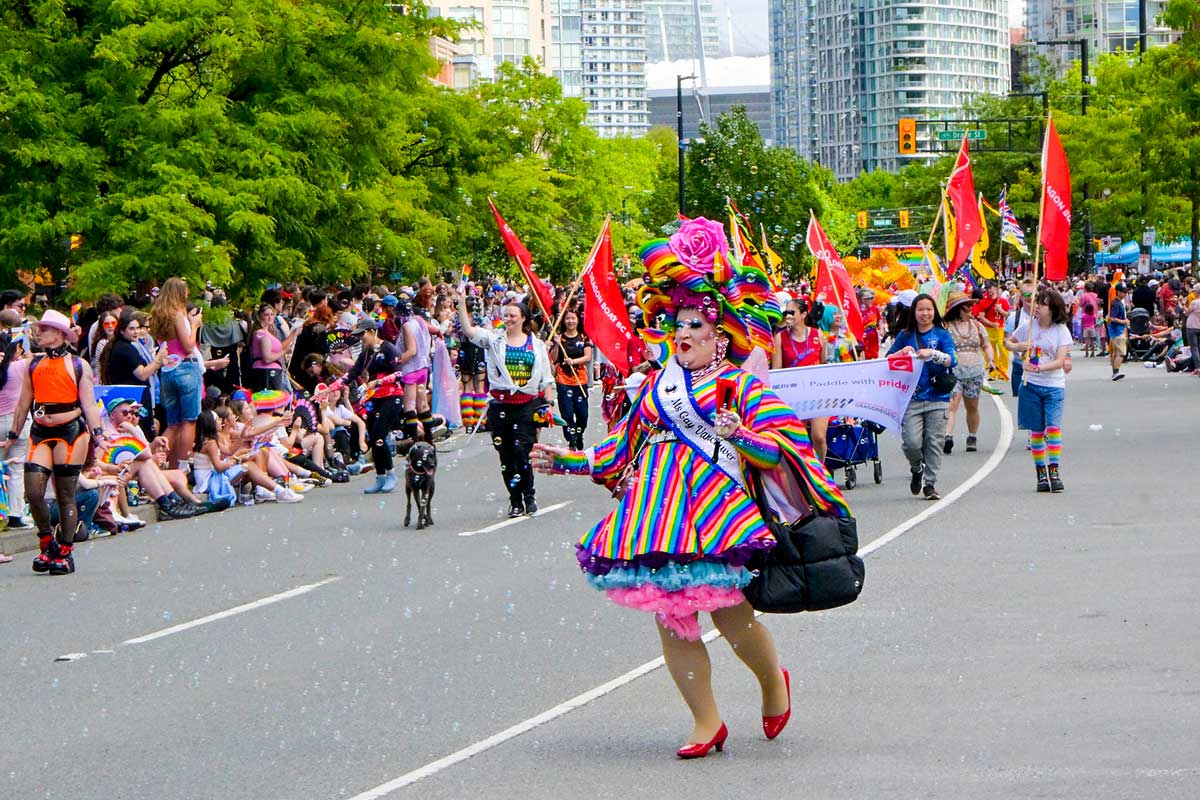 シャボン玉に包まれて。バンクーバー・プライドパレード2026。2026年8月2日、バンクーバー市。Photo by Koichi Saito