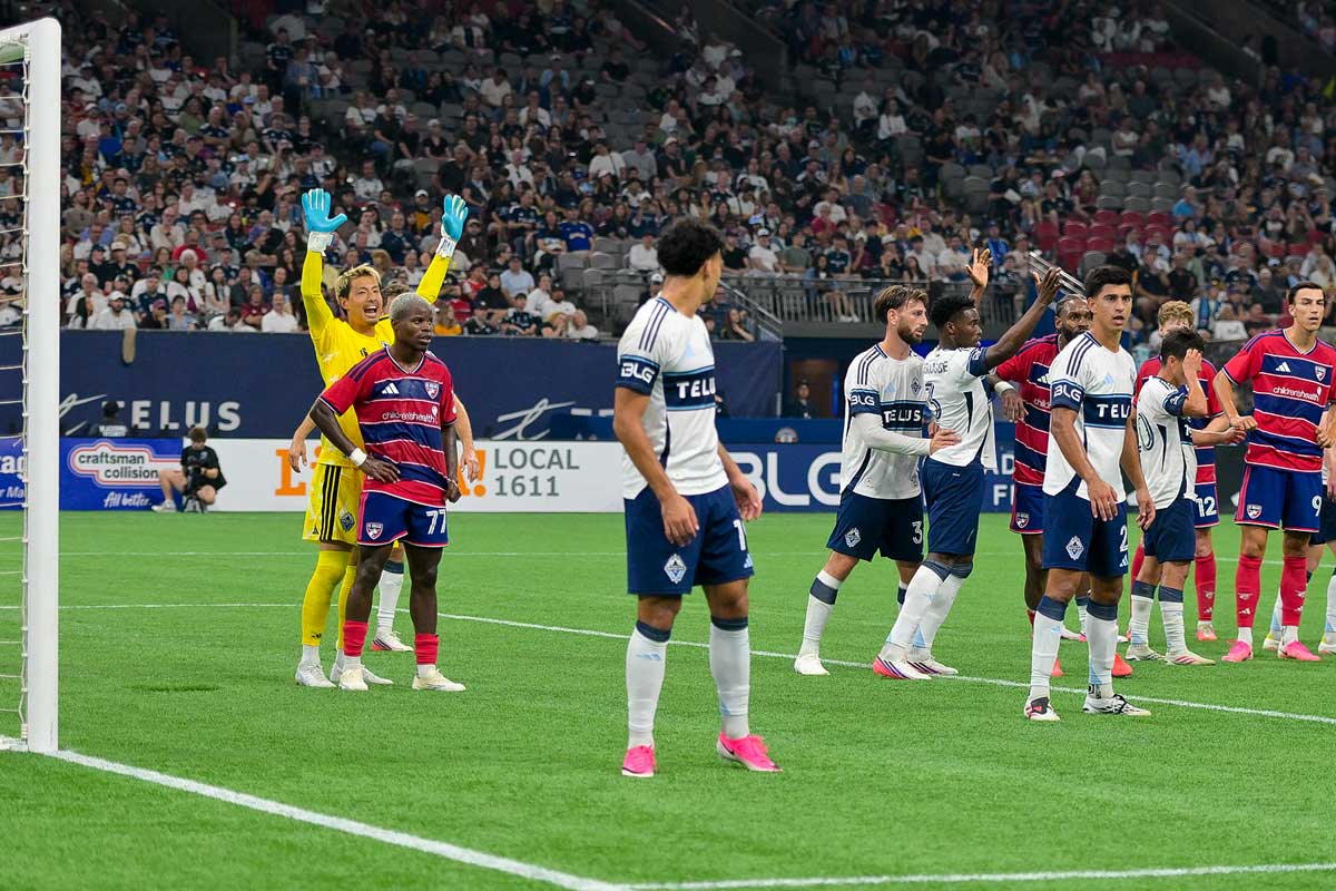 試合終盤、ダラスのコーナーキックに備えるホワイトキャップスのディフェンス。2026年8月24日、BCプレース。撮影　斉藤光一／日加トゥデイ