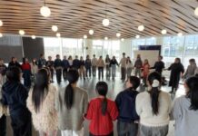 国境を越えて—カナダで見た「命の物語」森と海が教えてくれた「共に生きる」ということ | 第3弾 研修最終日のシェアリングサークルで生徒たちと研修に関わった人が手を取り合い一つになる様子(2026年3月27日撮影 提供:AK Jump Educational Consulting Inc.)