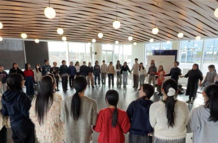 国境を越えて—カナダで見た「命の物語」森と海が教えてくれた「共に生きる」ということ | 第3弾 研修最終日のシェアリングサークルで生徒たちと研修に関わった人が手を取り合い一つになる様子(2026年3月27日撮影 提供:AK Jump Educational Consulting Inc.)