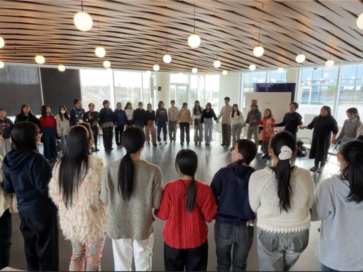 研修最終日のシェアリングサークルで生徒たちと研修に関わった人が手を取り合い一つになる様子(2026年3月27日撮影 提供:AK Jump Educational Consulting Inc.)