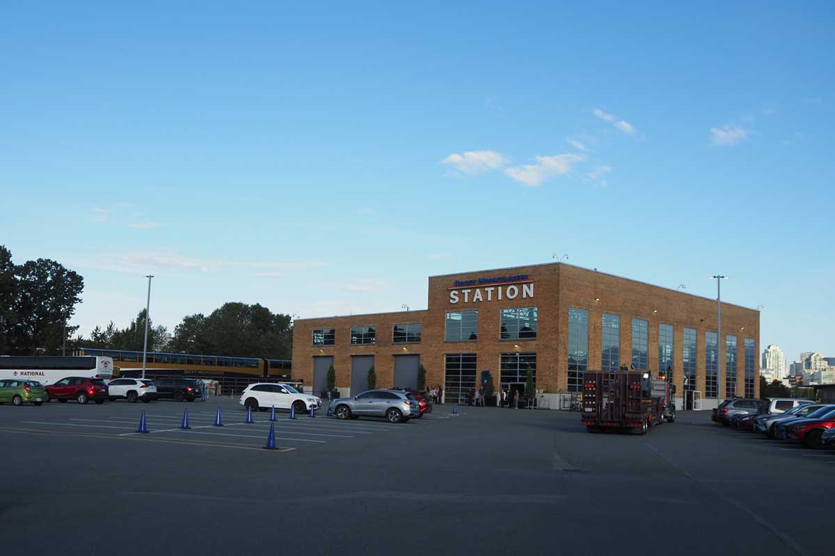 ロッキーマウンテニアのバンクーバー駅(ブリティッシュ・コロンビア州で大塚圭一郎撮影)