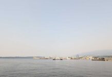 BC州で大気汚染リスク高まる 少なくとも週末にかけ注意継続へ ブリティッシュ・コロンビア州メトロバンクーバーが白くかすみノースショアの山もぼんやりと見える。2026年8月5日、ノースバンクーバー市。撮影 日加トゥデイ