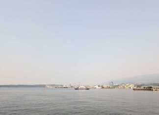 BC州で大気汚染リスク高まる 少なくとも週末にかけ注意継続へ ブリティッシュ・コロンビア州メトロバンクーバーが白くかすみノースショアの山もぼんやりと見える。2026年8月5日、ノースバンクーバー市。撮影 日加トゥデイ