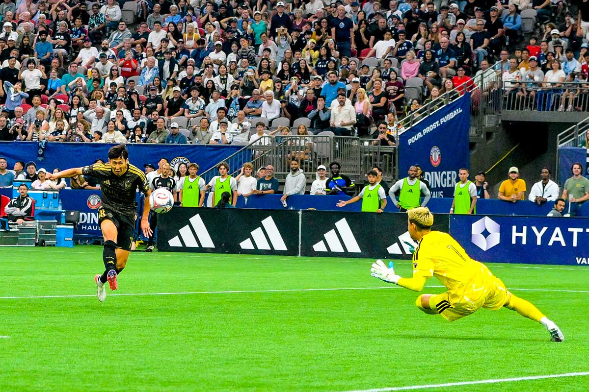 試合終盤の88分。GK高丘がLAFCソンと1対1に。2026年8月1日、BCプレース。LAFC戦。写真 斉藤光一/日加トゥデイ