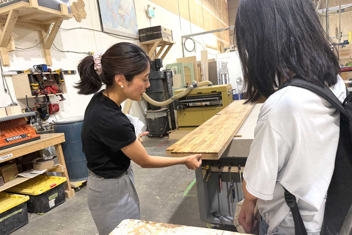 割り箸から作られた製品について生徒に説明する、ChopValueプロジェクトアドミニストレーターの佐名木紬さん。バンクーバー市、2026年8月6日。撮影：田上麻里亜／日加トゥデイ