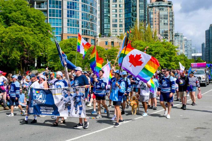 Vancouver LGBTQ+ Hockey Association。バンクーバー・プライドパレード2026。2026年8月2日、バンクーバー市。Photo by Koichi Saito