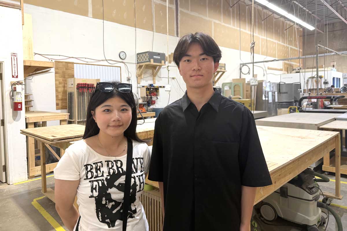 身近な割り箸から新たなビジネスが生まれる可能性を学んだ高校生の板橋ひとみさん（左）と山下陽耀さん。見学後、それぞれ将来への思いを語った。バンクーバー市、2026年8月6日。撮影：田上麻里亜／日加トゥデイ