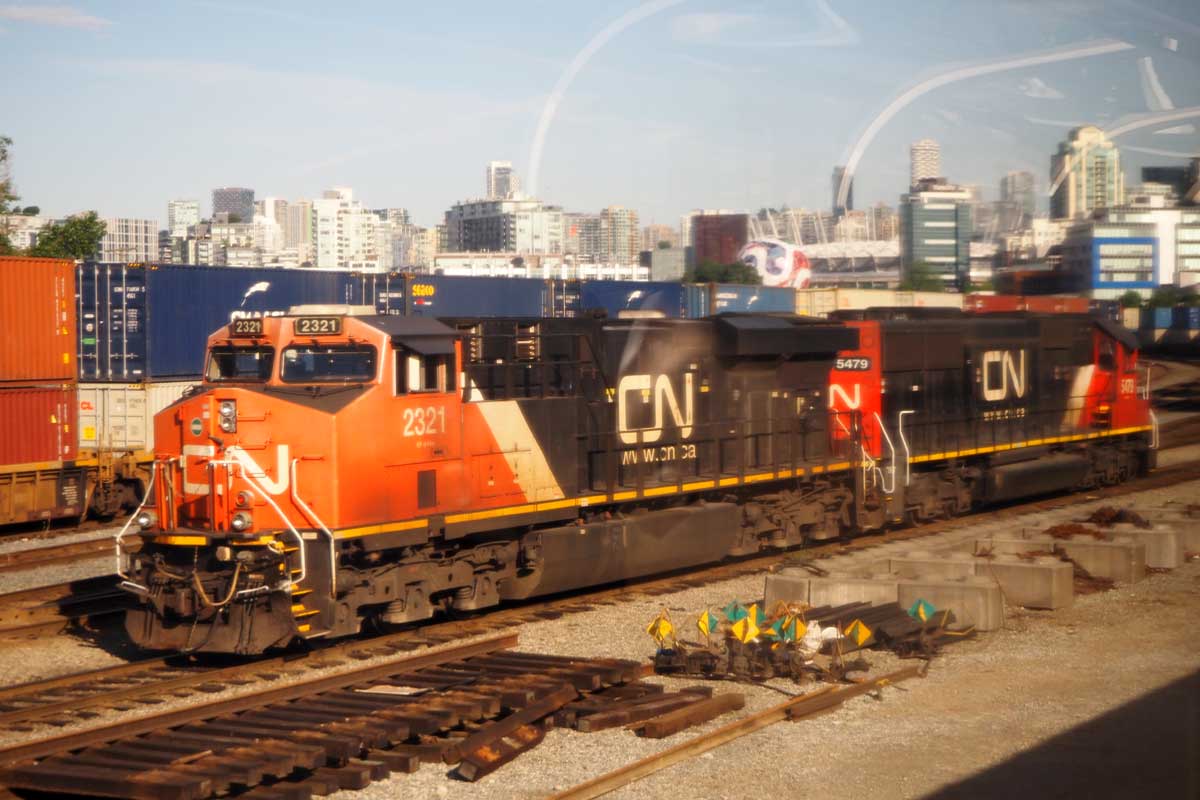 バンクーバーに停車中のカナディアン・ナショナル鉄道(CN)の機関車(カナダ西部ブリティッシュ・コロンビア州で大塚圭一郎撮影)