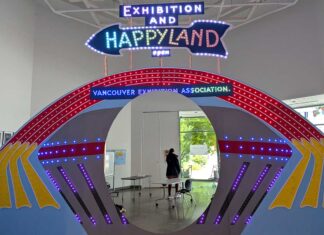 リッチモンド・アートギャラリーで日本人アーティスト作品を紹介「Ongoing/Pacific Crossings」開催中 「ハッピーランド」の入り口。2026年7月25日、リッチモンド市。撮影 日加トゥデイ