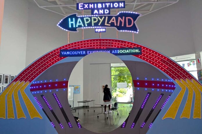 「ハッピーランド」の入り口。2026年7月25日、リッチモンド市。撮影　日加トゥデイ