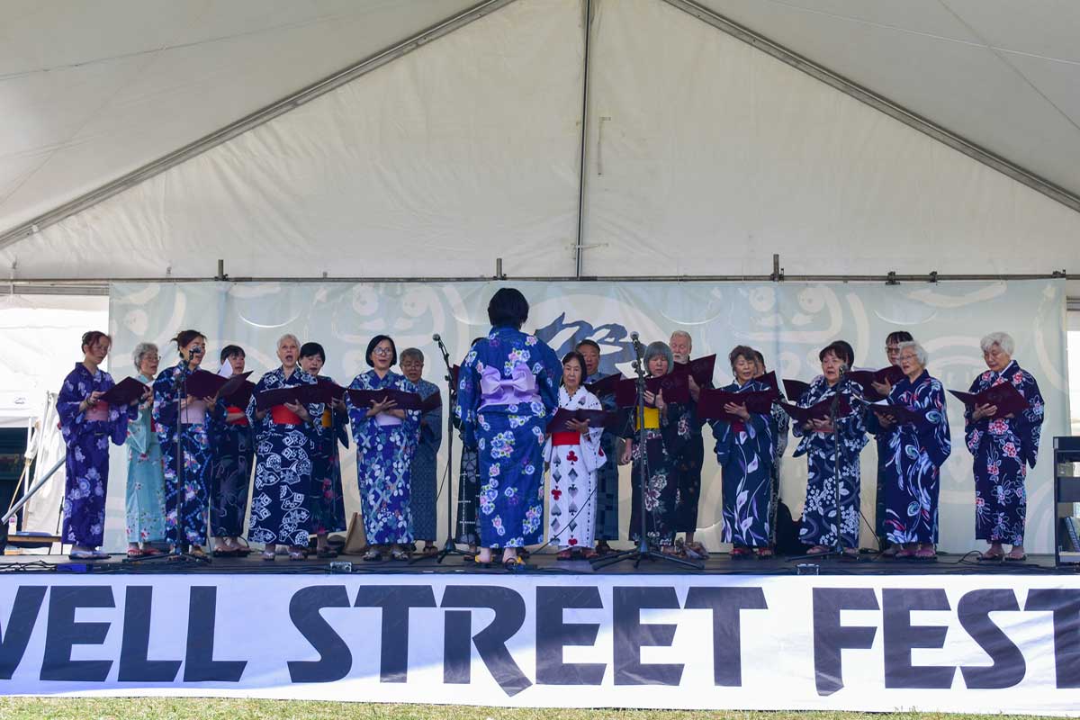 オッペンハイマー公園に設置されたメインステージで歌声を披露するサクラシンガーズ。2026年8月1日、バンクーバー市。写真 加藤さくら/日加トゥデイ