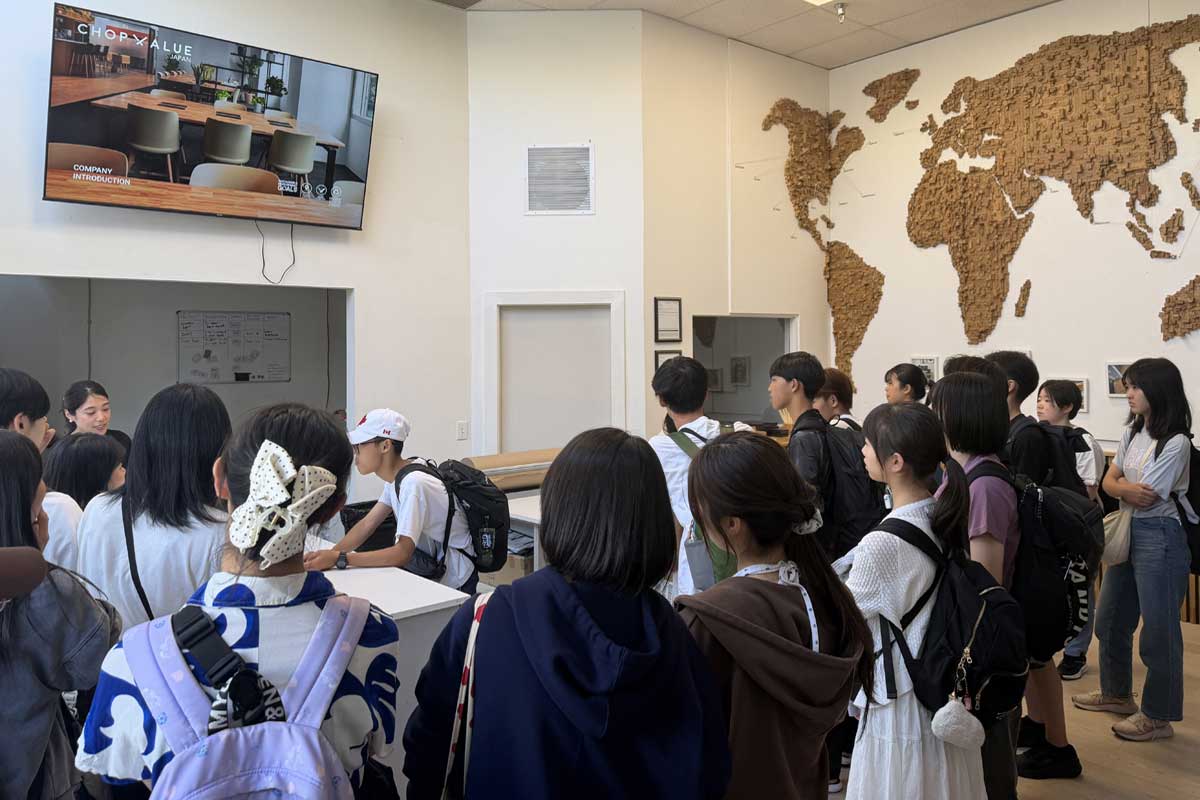 ChopValueの事業や使用済み割り箸の再利用について説明を受ける日本の中高生ら。バンクーバー市、2026年8月6日。撮影：田上麻里亜／日加トゥデイ