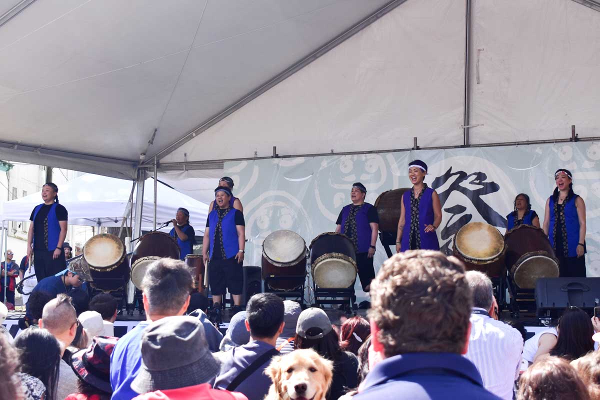 Sawagi Taikoによる演奏。迫力ある和太鼓の音色がダイヤモンドステージに響き、多くの来場者を魅了した。2026年8月1日、バンクーバー市。写真 加藤さくら/日加トゥデイ