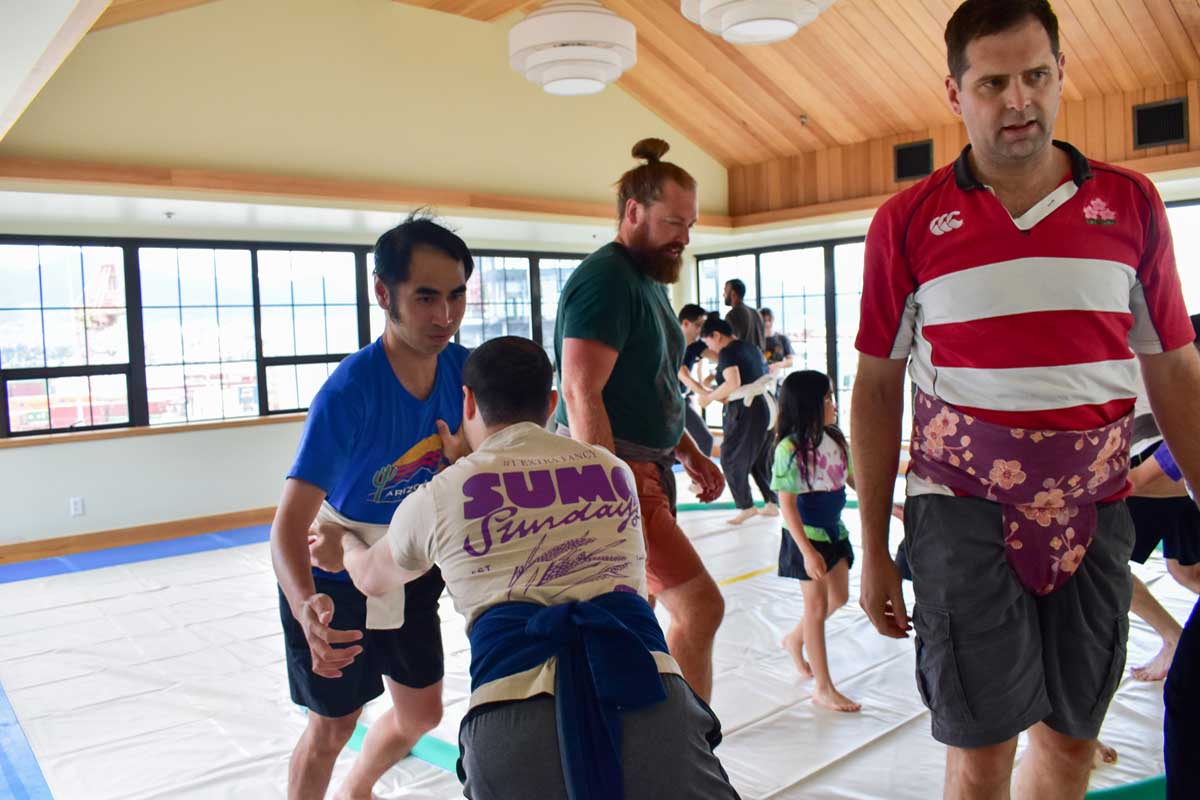 Sumo Sundaysによる相撲体験プログラム。参加者は基本動作を学びながら相撲に挑戦。翌日にはオッペンハイマー公園の土俵で相撲大会が行われた。2026年8月1日、バンクーバー市。写真 加藤さくら/日加トゥデイ