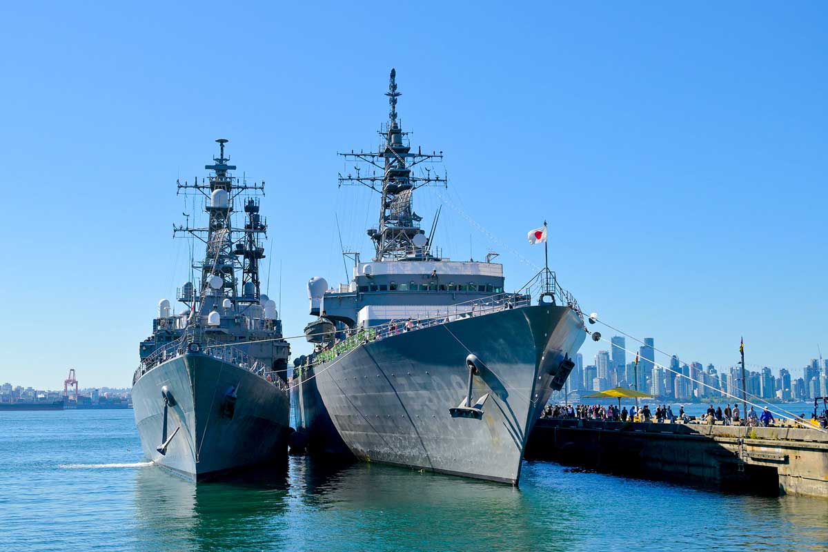 バンクーバー市ダウンタウンを背に停泊する海上自衛隊練習艦隊の練習旗艦「かしま」（右）と随伴艦「やまぎり」。2026年9月16日、ノースバンクーバー市。撮影　斉藤光一／日加トゥデイ