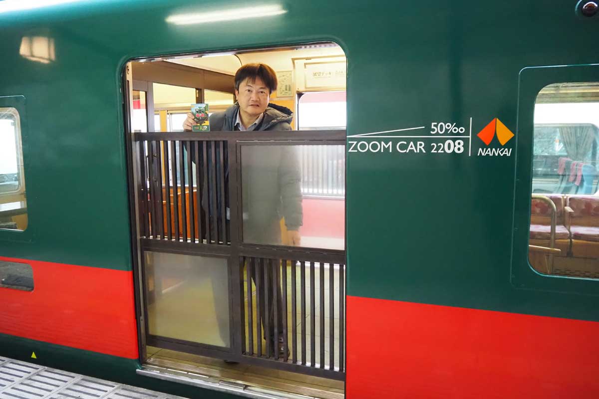 南海電気鉄道の観光列車「天空」の展望デッキ