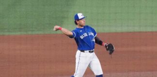 本塁打量産の岡本内野手が活躍のブルージェイズ、本拠地の試合観戦は「サプライズ」の連続 守備中のトロント・ブルージェイズの岡本和真内野手(大塚圭一郎撮影)