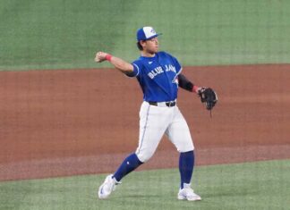 本塁打量産の岡本内野手が活躍のブルージェイズ、本拠地の試合観戦は「サプライズ」の連続 守備中のトロント・ブルージェイズの岡本和真内野手(大塚圭一郎撮影)