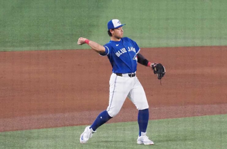本塁打量産の岡本内野手が活躍のブルージェイズ、本拠地の試合観戦は「サプライズ」の連続 守備中のトロント・ブルージェイズの岡本和真内野手(大塚圭一郎撮影)