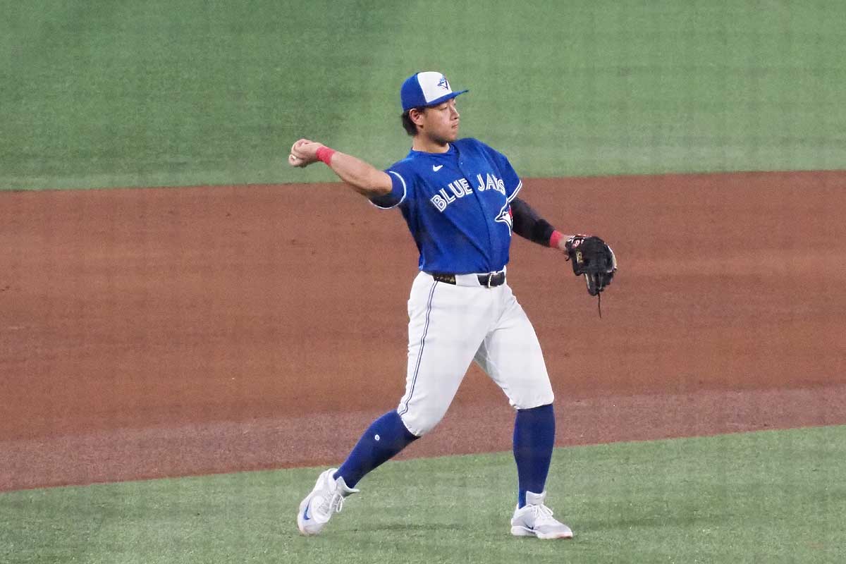 守備中のトロント・ブルージェイズの岡本和真内野手(大塚圭一郎撮影)