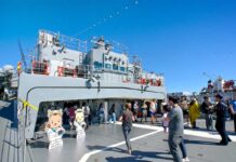 海上自衛隊練習艦隊バンクーバーに寄港、コミュニティとふれあいも 練習艦「かしま」のキャラクター「かしまるくん」と「ましかちゃん」が見学者をお出迎え。2026年9月16日、ノースバンクーバー市。撮影 斉藤光一/日加トゥデイ