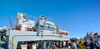 海上自衛隊練習艦隊バンクーバーに寄港、コミュニティとふれあいも 練習艦「かしま」のキャラクター「かしまるくん」と「ましかちゃん」が見学者をお出迎え。2026年9月16日、ノースバンクーバー市。撮影 斉藤光一/日加トゥデイ