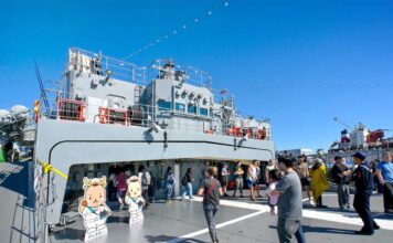 海上自衛隊練習艦隊バンクーバーに寄港、コミュニティとふれあいも 練習艦「かしま」のキャラクター「かしまるくん」と「ましかちゃん」が見学者をお出迎え。2026年9月16日、ノースバンクーバー市。撮影 斉藤光一/日加トゥデイ