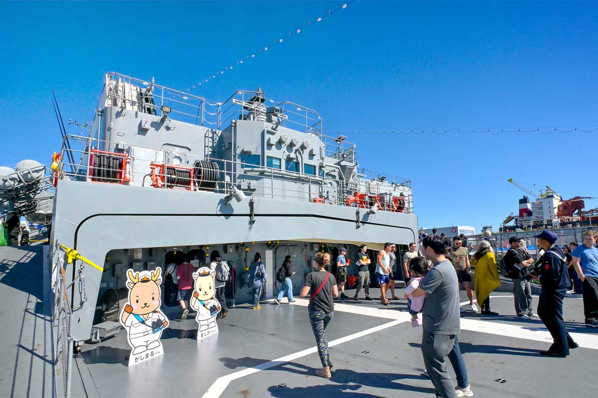 練習艦「かしま」のキャラクター「かしまるくん」と「ましかちゃん」が見学者をお出迎え。2026年9月16日、ノースバンクーバー市。撮影　斉藤光一／日加トゥデイ