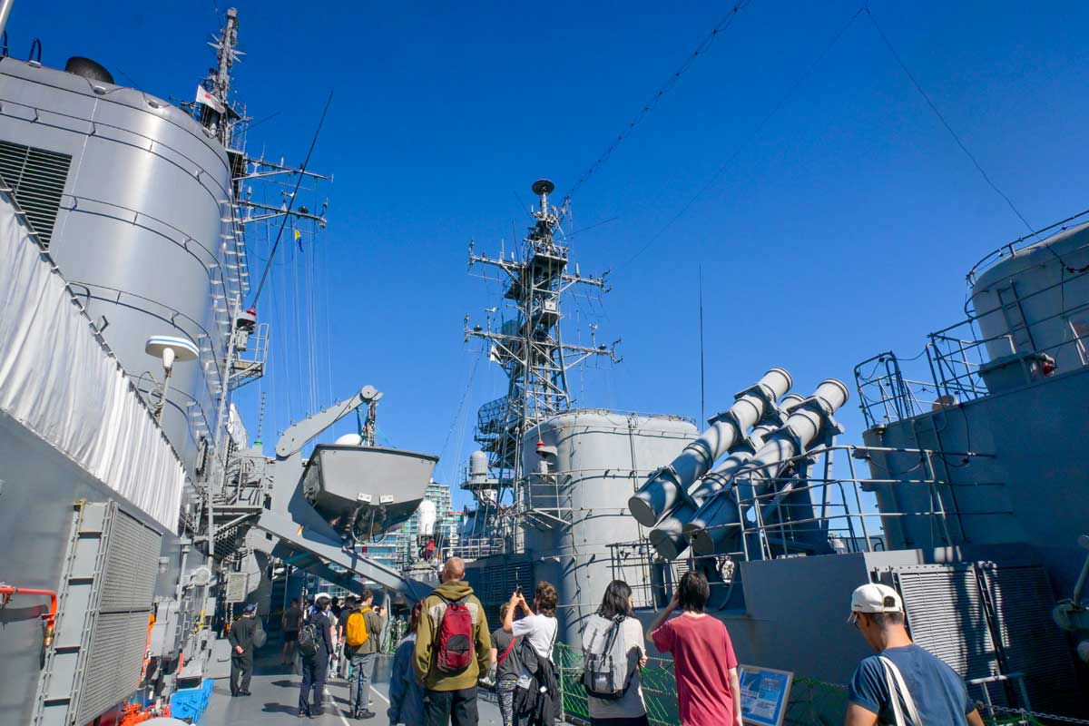 「かしま」に横付けされている随伴艦「やまぎり」にも見学者は興味津々。2026年9月16日、ノースバンクーバー市。撮影　斉藤光一／日加トゥデイ