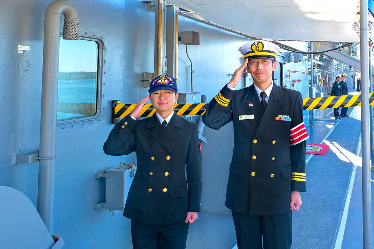 見学を終え艦から降りる直前（タラップを降りる前）で敬礼してお見送り。多くの人が写真を撮って下船していた。2026年9月16日、ノースバンクーバー市。撮影　斉藤光一／日加トゥデイ