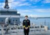 海上自衛隊練習船、9年ぶりにバンクーバーに寄港 バンクーバー・ダウンタウンを背景に、海上自衛隊練習船の甲板で。練習艦隊司令官・東良子海将補。2026年9月15日、ノースバンクーバー市。撮影 斉藤光一/日加トゥデイ