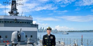 海上自衛隊練習船、9年ぶりにバンクーバーに寄港 バンクーバー・ダウンタウンを背景に、海上自衛隊練習船の甲板で。練習艦隊司令官・東良子海将補。2026年9月15日、ノースバンクーバー市。撮影 斉藤光一/日加トゥデイ