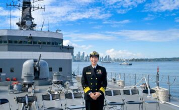 海上自衛隊練習艦、9年ぶりにバンクーバーに寄港 バンクーバー・ダウンタウンを背景に、海上自衛隊練習船の甲板で。練習艦隊司令官・東良子海将補。2026年9月15日、ノースバンクーバー市。撮影 斉藤光一/日加トゥデイ