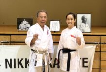 五輪空手銀メダリスト清水希容さん「フレンドシップ」でつながる空手 佐藤義輝(明)師範と清水希容さん(右)。2026年8月27日、バーナビー市。撮影 田上麻里亜/日加トゥデイ
