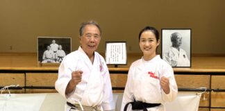 五輪空手銀メダリスト清水希容さん「フレンドシップ」でつながる空手 佐藤義輝(明)師範と清水希容さん(右)。2026年8月27日、バーナビー市。撮影 田上麻里亜/日加トゥデイ