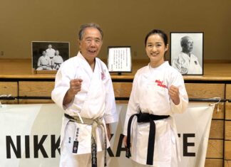 五輪空手銀メダリスト清水希容さん「フレンドシップ」でつながる空手 佐藤義輝(明)師範と清水希容さん(右)。2026年8月27日、バーナビー市。撮影 田上麻里亜/日加トゥデイ