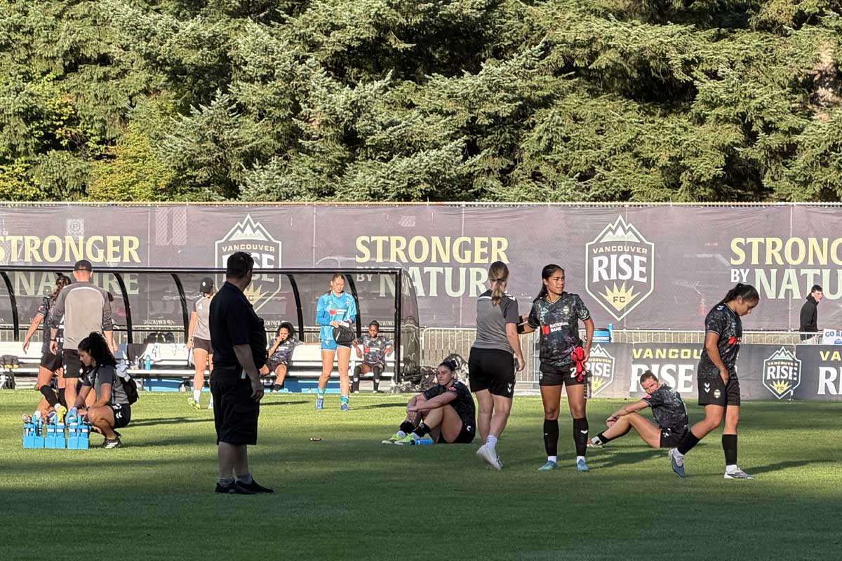 試合後、ピッチに座り込むバンクーバー・ライズFCの選手たち。2026年9月5日、スワンガードスタジアム（バーナビー市）。撮影　田上麻里亜／日加トゥデイ