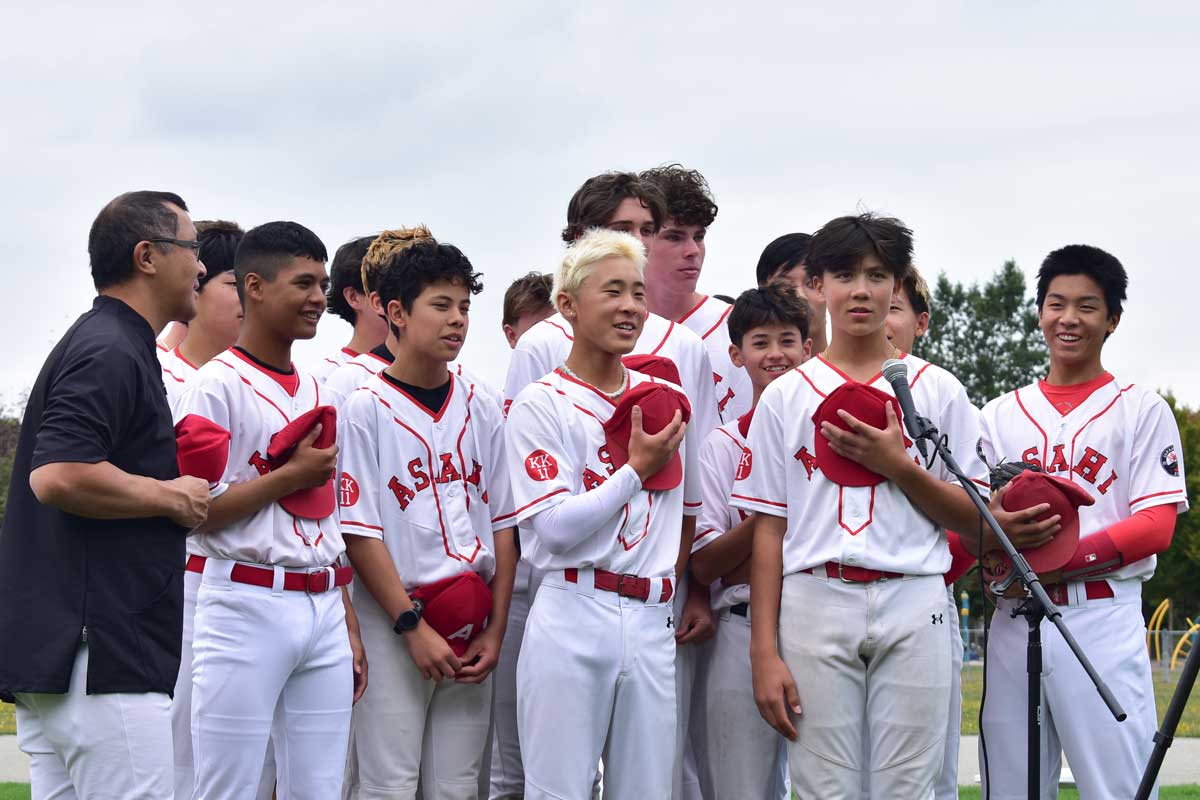 開会式でカナダ国歌を歌う2027年ジャパンツアーチームの選手たち。2026年9月7日、バンクーバー市。写真　加藤さくら／日加トゥデイ