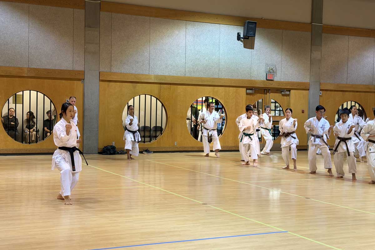 一つ一つの動作を丁寧に指導する清水希容さん（左手前）と、稽古に励む参加者たち。2026年8月27日、バーナビー市。撮影　田上麻里亜／日加トゥデイ