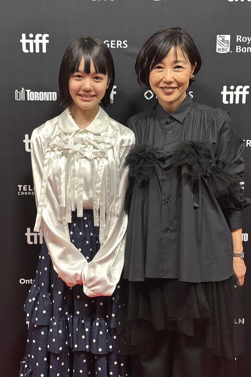 レッドカーペットの西川監督と小八重葵美さん(左)。2026年9月10日、オンタリオ州トロント市。